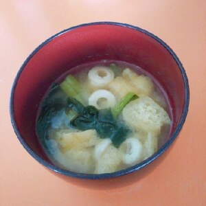 小松菜とちくわと油揚げの味噌汁